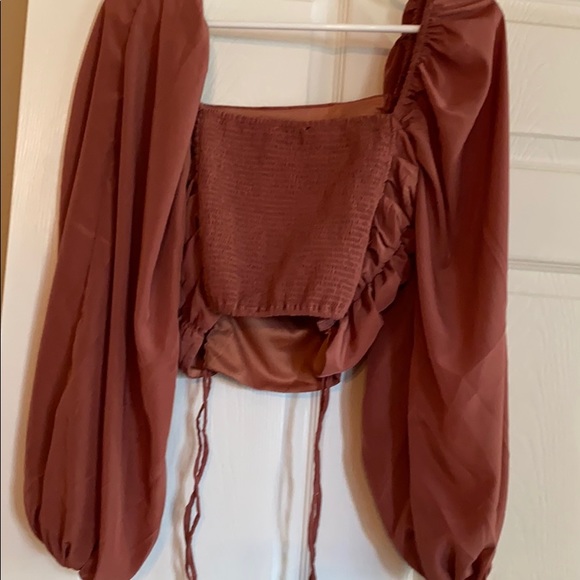 Cropped loose sleeve top. - Picture 2 of 4